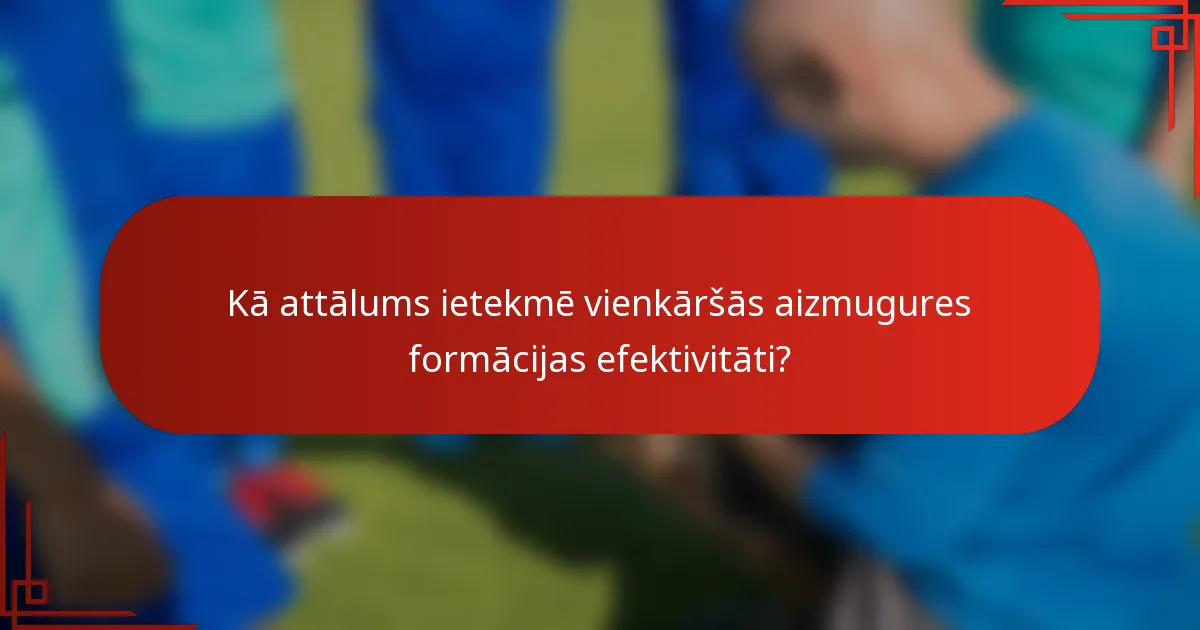 Kā attālums ietekmē vienkāršās aizmugures formācijas efektivitāti?