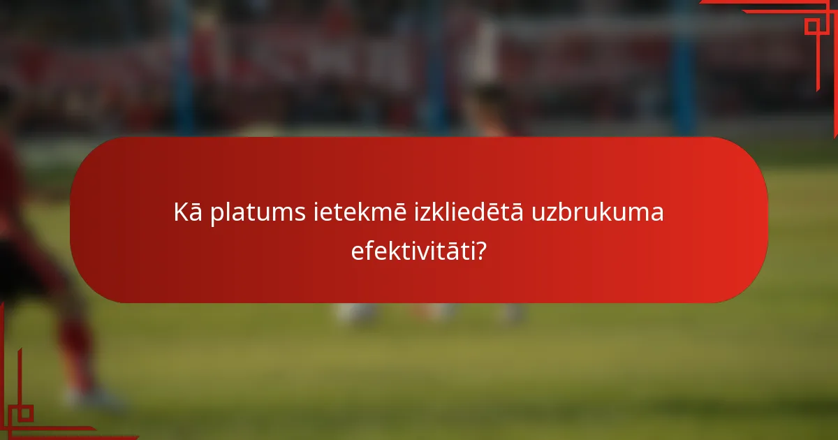 Kā platums ietekmē izkliedētā uzbrukuma efektivitāti?